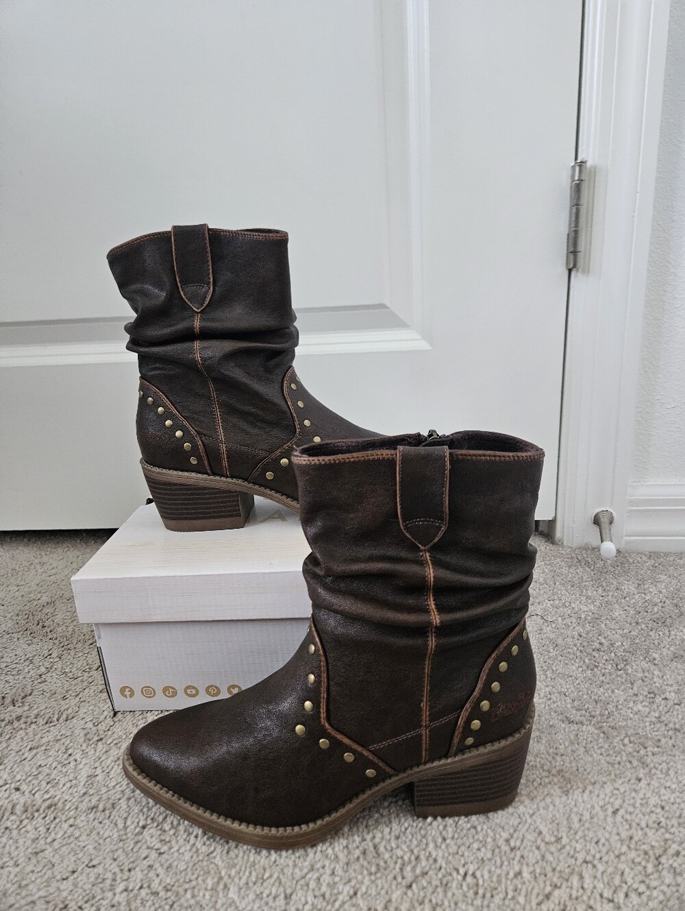 New Blowfish Malibu Rebel Western Distressed Brown Studded Ankle Boot Sz 6.5